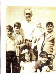 mon grand père juan serra avec Didier serra qui tient le chien sylviane jean-pierre christian guerrero et michèle dans les bras de mon grand-père et raymond serra